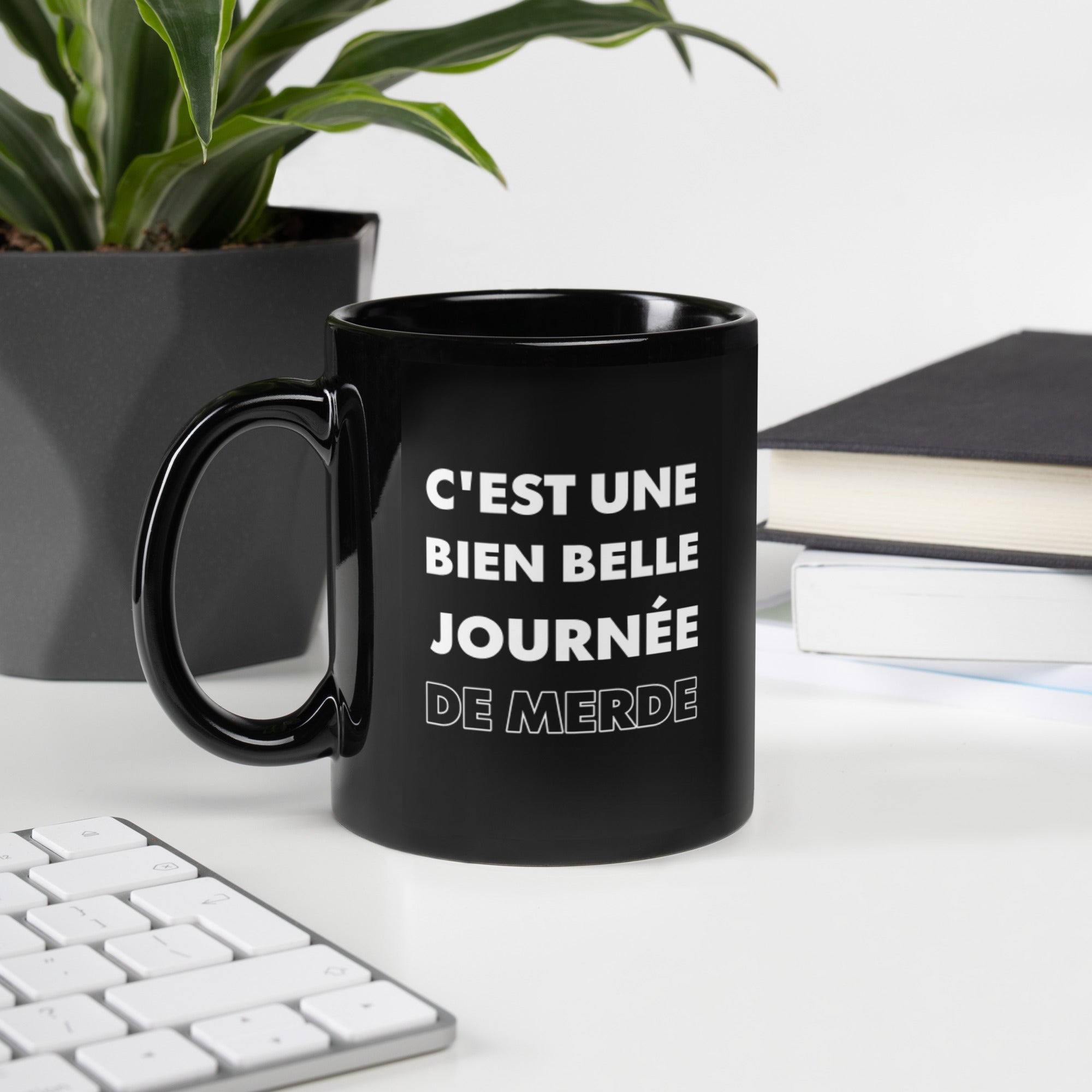 Mug brillant noir C'est Une Bien Belle Journée De Merde