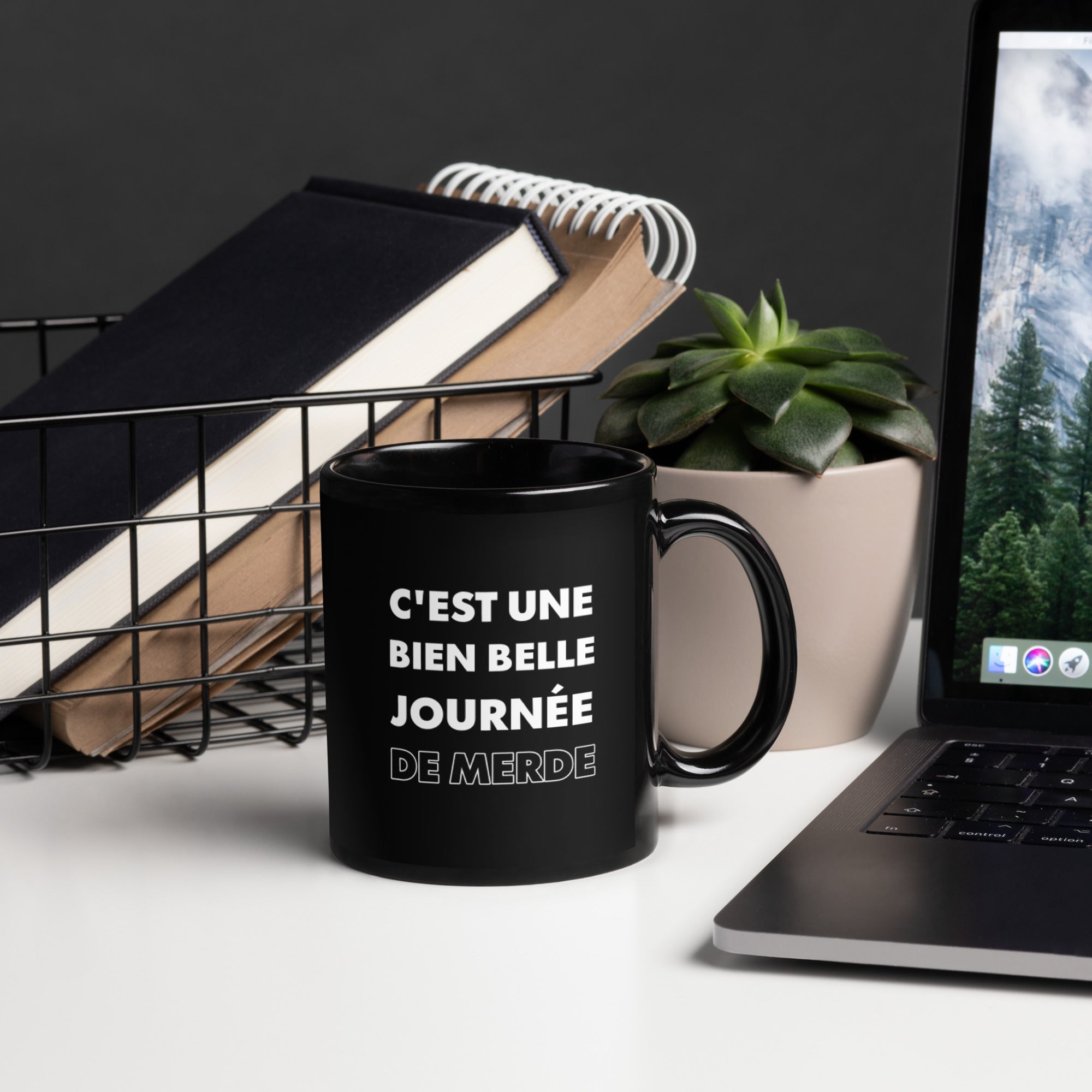 Mug brillant noir C'est Une Bien Belle Journée De Merde