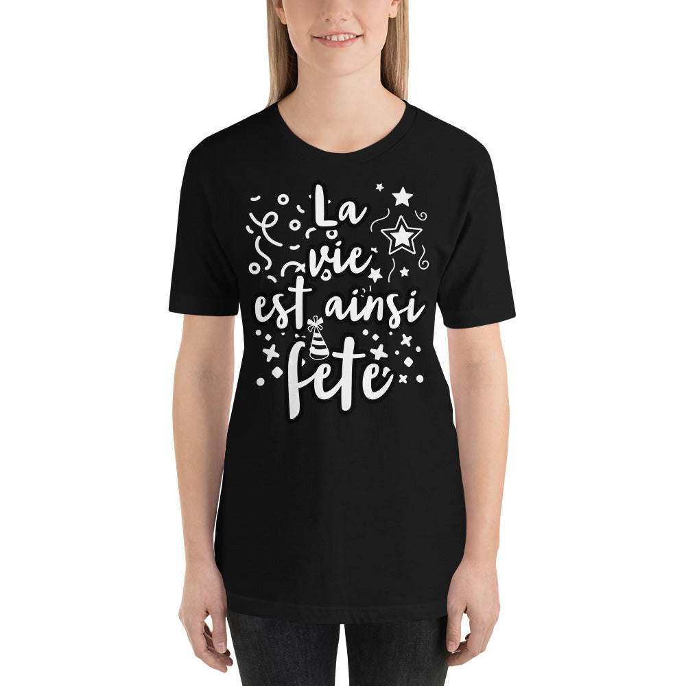 T-shirt unisexe La vie est ainsi Fête (Lettrage clair)