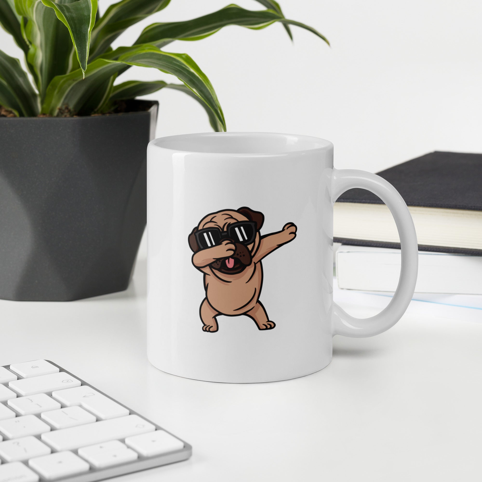 Mug Blanc Brillant Chien Carlin Faisant un Dab