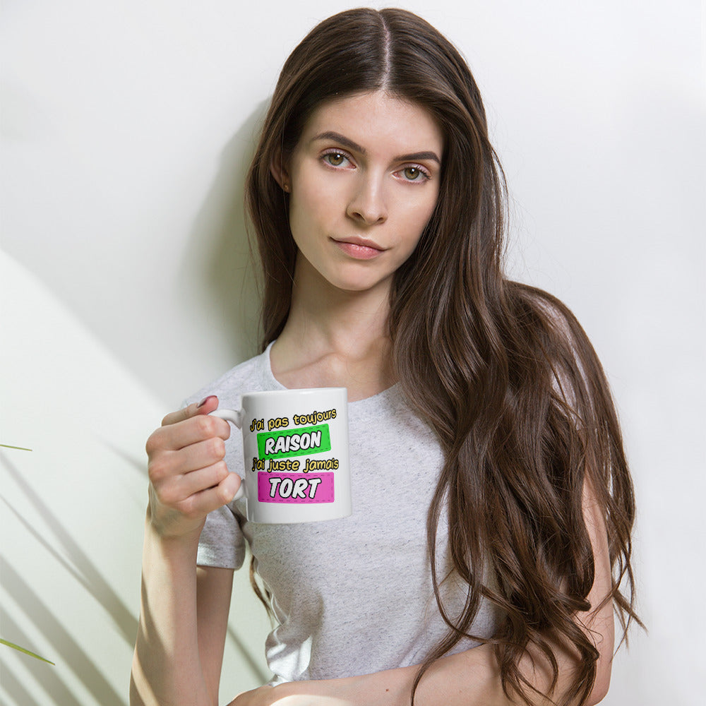 Mug Blanc vue de face avec anse côté gauche tenue par une jeune femme J'ai Pas Toujours Raison